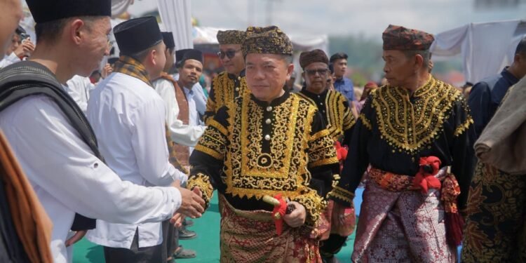 Gubernur Al Haris Dianugerahi Gelar Adat Kehormatan Depati Amanah Negroi Tanoh Sunge Penuh