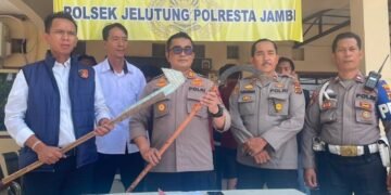 Three Students Arrested with Weapons After Planned Gang Fight Fails in Jambi A planned clash between two teenage