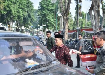 4.000 Bendera Merah Putih Dibagikan di Jambi, Maulana: Kemerdekaan Harus Diisi dengan Pembangunan