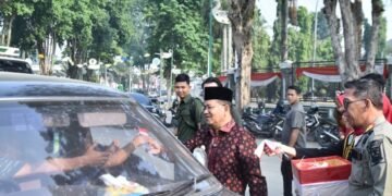 4.000 Bendera Merah Putih Dibagikan di Jambi, Maulana: Kemerdekaan Harus Diisi dengan Pembangunan