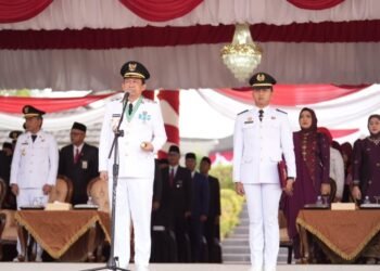 Bupati Muaro Jambi Dr. Bambang Bayu Suseno, memimpin upacara pengibaran Duplikat Bendera Pusaka Merah Putih dalam rangka memperingati Hari Ulang Tahun (HUT) ke-81 Kemerdekaan