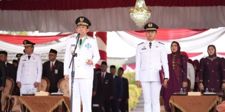 Bupati Muaro Jambi Dr. Bambang Bayu Suseno, memimpin upacara pengibaran Duplikat Bendera Pusaka Merah Putih dalam rangka memperingati Hari Ulang Tahun (HUT) ke-81 Kemerdekaan