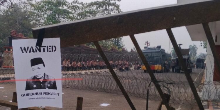 JAMBI MARAH JILID 2 MEMANAS, PAGAR KANTOR GUBERNUR RUSAK DITARIK MASSA